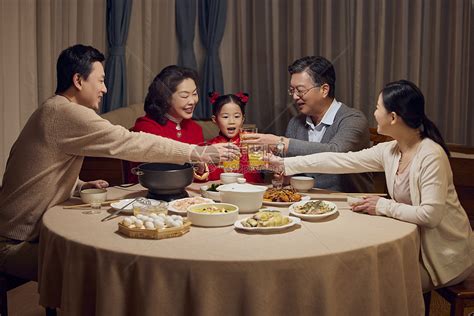 一家人新年吃年夜饭夹菜高清图片下载-正版图片500811839-摄图网