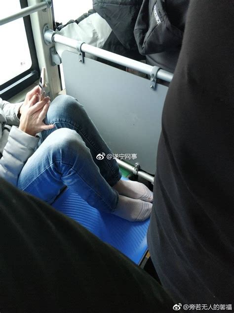 射洪男子公交车上一人占两座 脱了鞋子半躺在座位上|座位|公交车|鞋子_新浪新闻