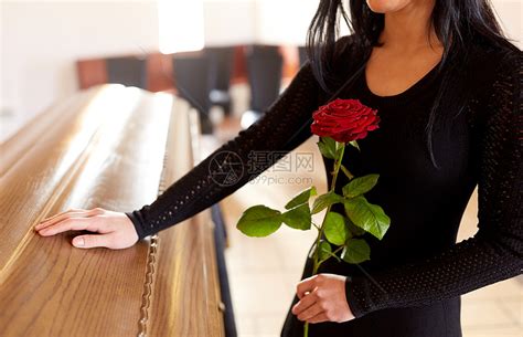 人们哀悼的女人带着红玫瑰棺材教堂的葬礼上葬礼上带着红玫瑰棺材的女人高清图片下载-正版图片300426576-摄图网