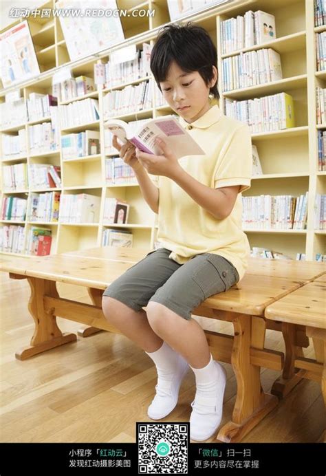 坐着看书的男孩元素素材下载-正版素材401153872-摄图网