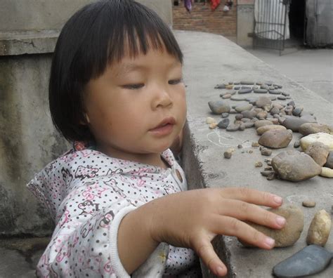 5岁的孩子跟你分享他捡到一颗石头，你可以跟孩子对话超过5句话吗？而且对话中不要有期待、命令跟说理？ - 知乎
