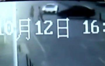 长沙发生三车相撞事故 小车车祸后翻了个“四脚朝天”_湖南频道_凤凰网