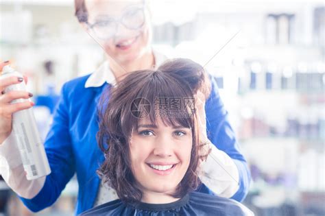在理发店里给女人吹头发和高清图片下载-正版图片503379969-摄图网