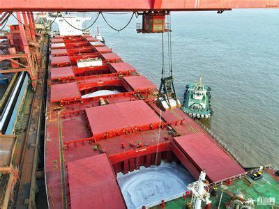 舟港公司完成首单工业盐接卸 16.4万吨，创下宁波舟山港单次接卸工业盐数量纪录