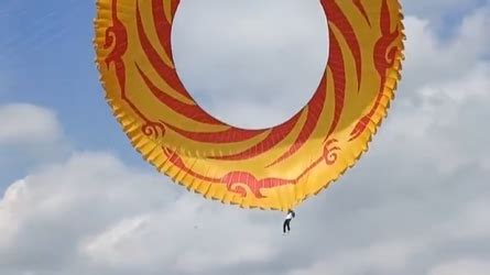 武汉风筝节一男子被巨型风筝带上天，组委会：是专业放飞员_凤凰网视频_凤凰网