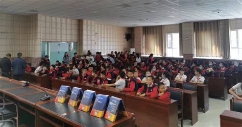 新疆地震局-市县工作-哈密市“地震科普 携手同行”科普进校园图书捐赠仪式在市第五小学举行