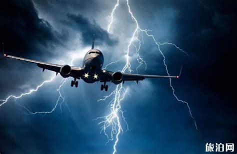待命飞机加载飞行员喷气桥梁下雨服务客机鼻子跑道涡轮高清图片下载-正版图片321973075-摄图网