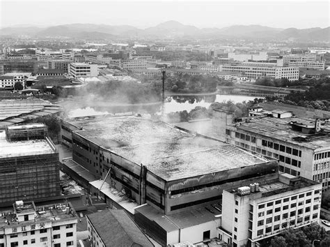 福建晋江一塑胶厂发生火灾,现场浓烟遮天,伤亡不明 - 达达搜