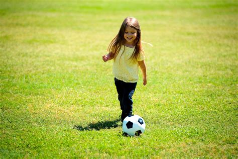 踢足球的小女孩元素素材下载-正版素材400599295-摄图网