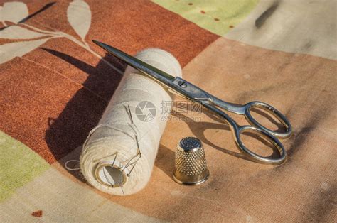 裁缝或裁缝工作使用缝纫机卷轴剪刀卷尺和缝纫高清图片下载-正版图片504063420-摄图网