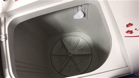 海尔洗衣机拆开清洗视频教程 将工作台与控制面板松开