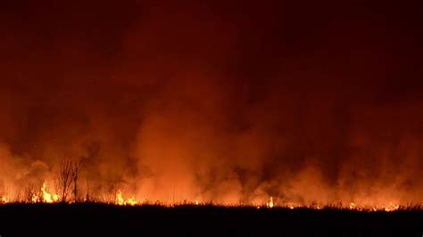夜间森林大火，浓烟和火星飞溅到山顶视频素材_ID:VCG42N669447990-VCG.COM
