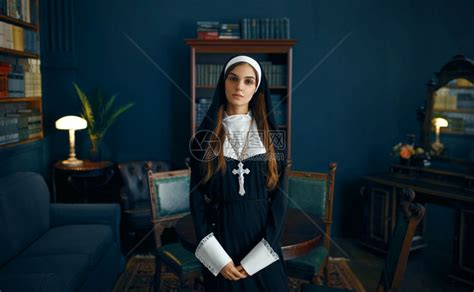 教堂里的年轻修女高清图片下载-正版图片302598111-摄图网