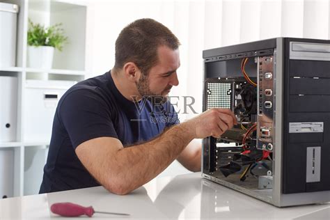 前辈在指导年轻的维修工修理电脑高清图片下载-正版图片501779371-摄图网