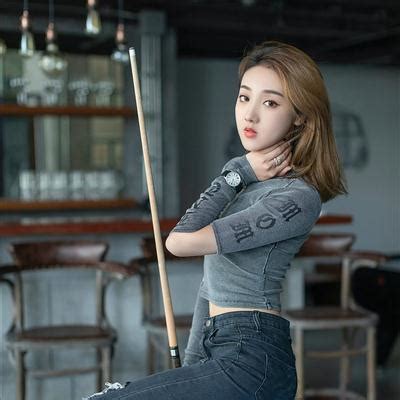 甜美女生打台球头像动漫