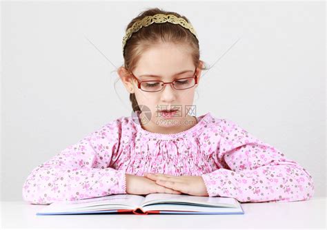 小学带眼镜的女生高清图片下载-正版图片501130445-摄图网