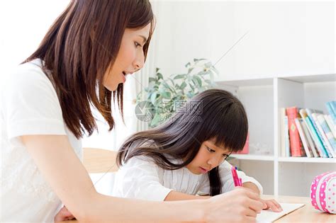 母亲在辅导女儿写作业高清图片下载-正版图片502008160-摄图网