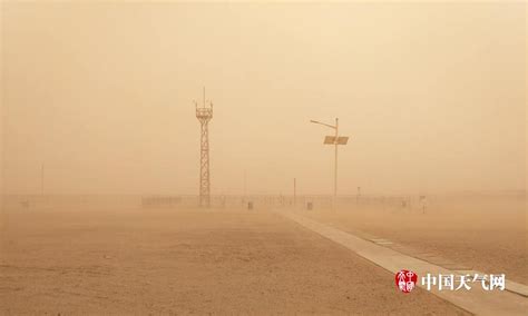 甘肃河西走廊遭大风沙尘袭击 多地沙尘暴现巨型沙墙_凤凰资讯