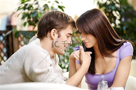 在咖啡馆里，年轻男子向漂亮女孩亲吻了一只手合照人物特写高清摄影大图-千库网