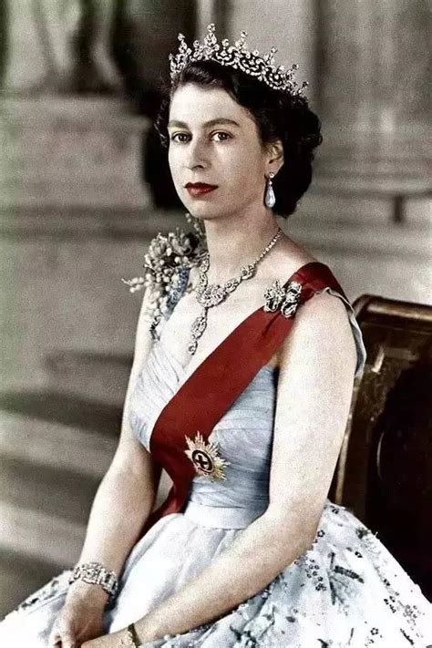 英国女王过93岁生日，年轻时颜值身材逆天，优雅背后全是努力！__财经头条