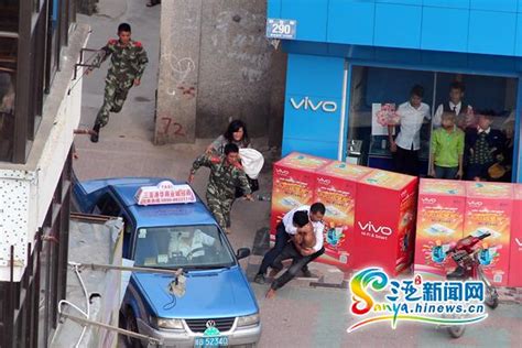 三亚男子持刀劫持女子 与警方对峙八小时后被捕_海南频道_凤凰网