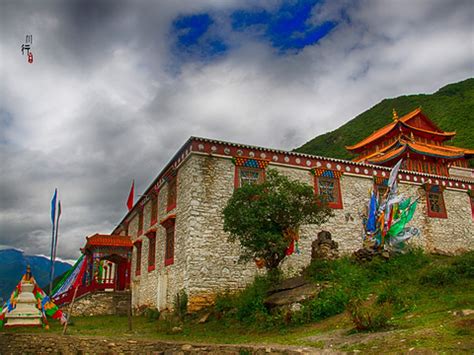 西藏境内最大的喇嘛庙，依山势逐层而建，解放前僧众超过一万人
