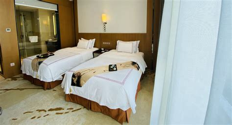 酒店家居装修室内双床摄影图配图高清摄影大图-千库网