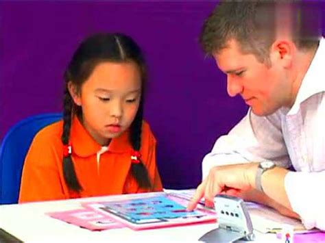 初三年级学生参加南京市初中学生英语听力口语自动化模拟考试