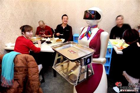 乌鲁木齐一家火锅店用机器人当服务员 会说中文_海南频道_凤凰网