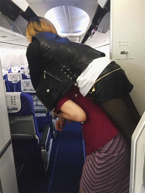 点赞！空姐背行动不便女乘客下飞机 化身“女汉子”充当“护花使者”