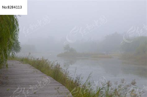 晨雾缭绕的群山与小村庄摄影图5500*3128图片素材免费下载-编号725524-潮点视频