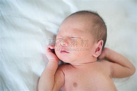 男婴,白色,新生儿,毯子,躯干,留白,半身像,水平画幅,白人,仅婴儿图片素材下载-稿定素材
