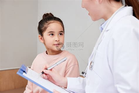 给生病的小女孩做记录的女医生高清图片下载-正版图片502379849-摄图网