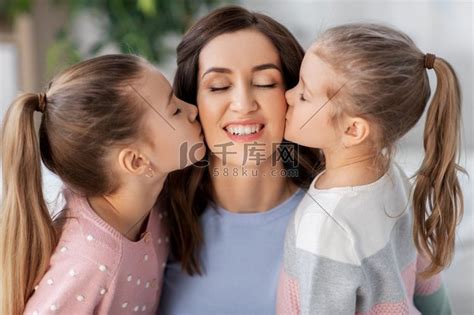 人、家庭和爱情概念 — 两个女儿在家里亲吻快乐的母亲。人物特写全家福高清摄影大图-千库网