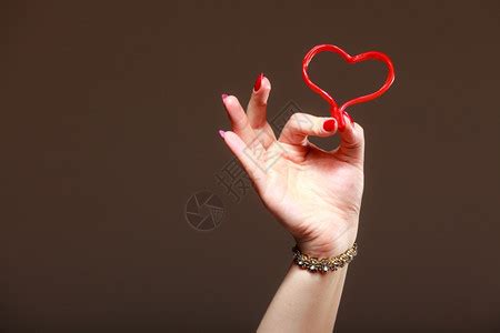 快乐和爱的概念红发女人快乐微笑的女孩胸前抱着情人节的红心高清图片下载-正版图片303988222-摄图网