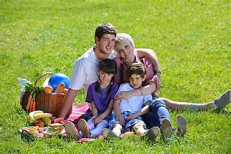 草地上幸福开心一家人高清图片下载-找素材