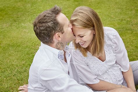 男人在亲吻妻子前额高清图片下载-正版图片501882841-摄图网