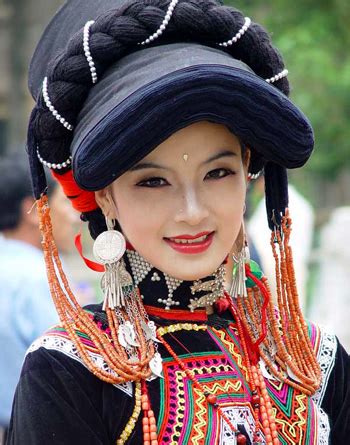 彝族第一美女玛嘿阿依讲述民族服装故事(组图) - 中国网