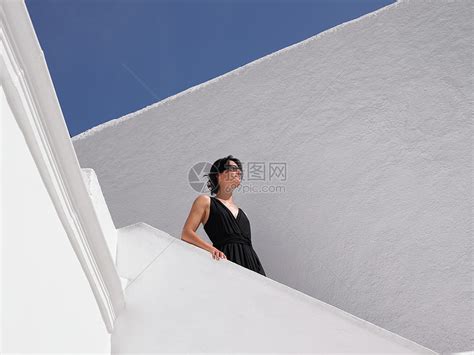 女人爬下楼梯高清图片下载-正版图片501441348-摄图网