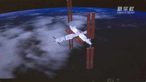 宇航员在维修空间站，距离地面400千米，地球和空间站同框真的很#探索宇宙 #空间站 #宇航员_腾讯视频