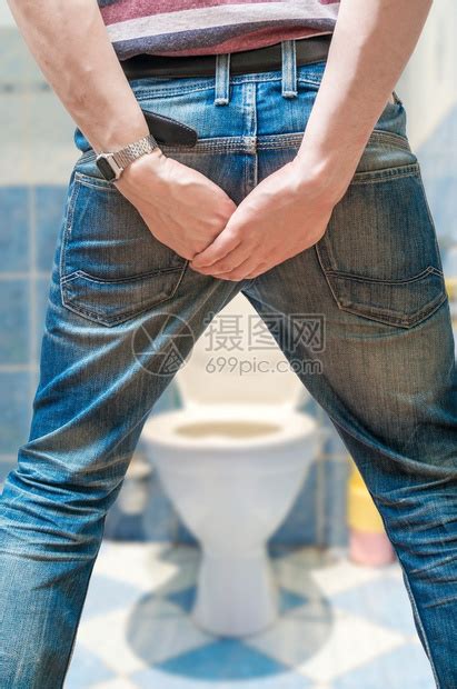 男人在厕所里腹泻高清图片下载-正版图片502566263-摄图网