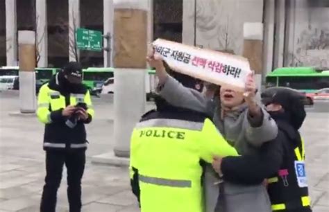 冲击美驻韩大使馆抗议驻韩美军防卫费，5名韩国大学生被抓