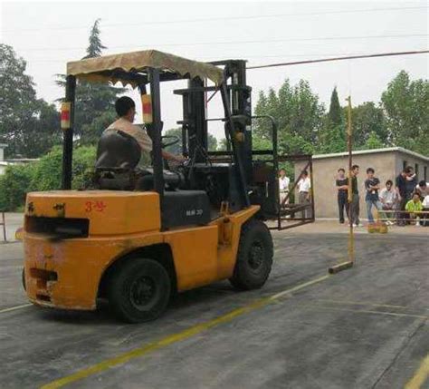 叉车安全操作规范示意图解-南京安力联电子科技有限公司