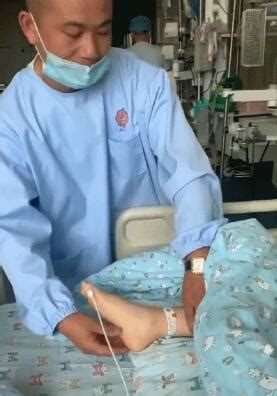 8月9日，浙江一名7岁男孩因车祸抢救无效离世，父母捐献出了孩子的全部重要器官。在遗体告别时，