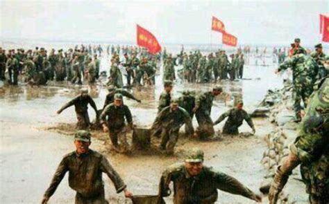 98年长江抗洪，解放军用血肉之躯堵洪水，看完所有人都流泪了！_腾讯视频