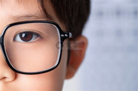 孩子近视眼怎么办？ 误区：不戴眼镜可以恢复视力_海南频道_凤凰网