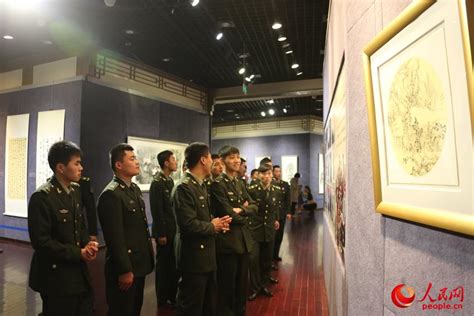 高清：沈阳军区某部官兵参观书画作品展 提升文化品位--军事--人民网