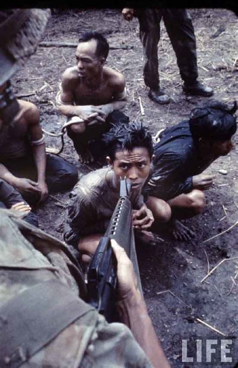 1962年越战：即将被南越士兵处决的越共战士_幻灯图片_凤凰网