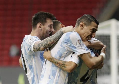 阿根廷1-0战胜巴拉圭 梅西与队友相拥_凤凰网