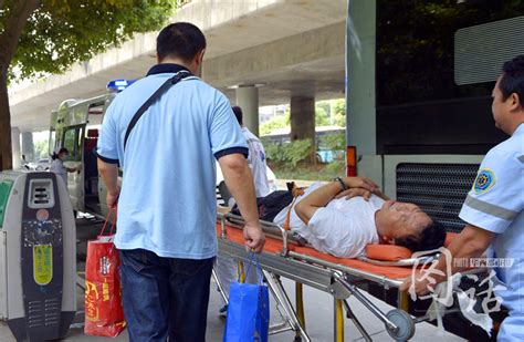 成都老人公交上摔伤 司机亲切送医 - 成都 - 华西都市网新闻频道